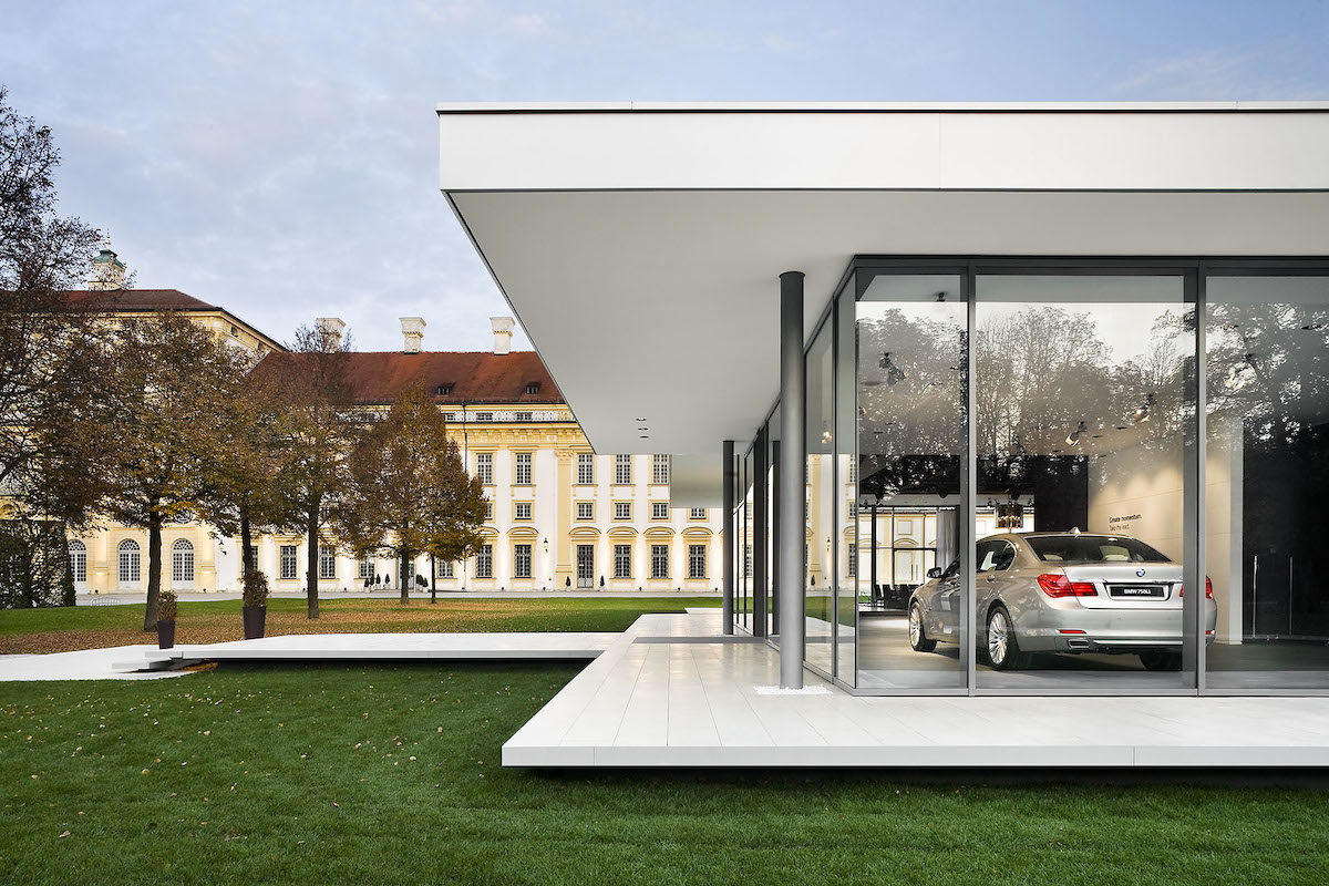 Glasfassade von BMW Kubus Pavillon mit Auto innen