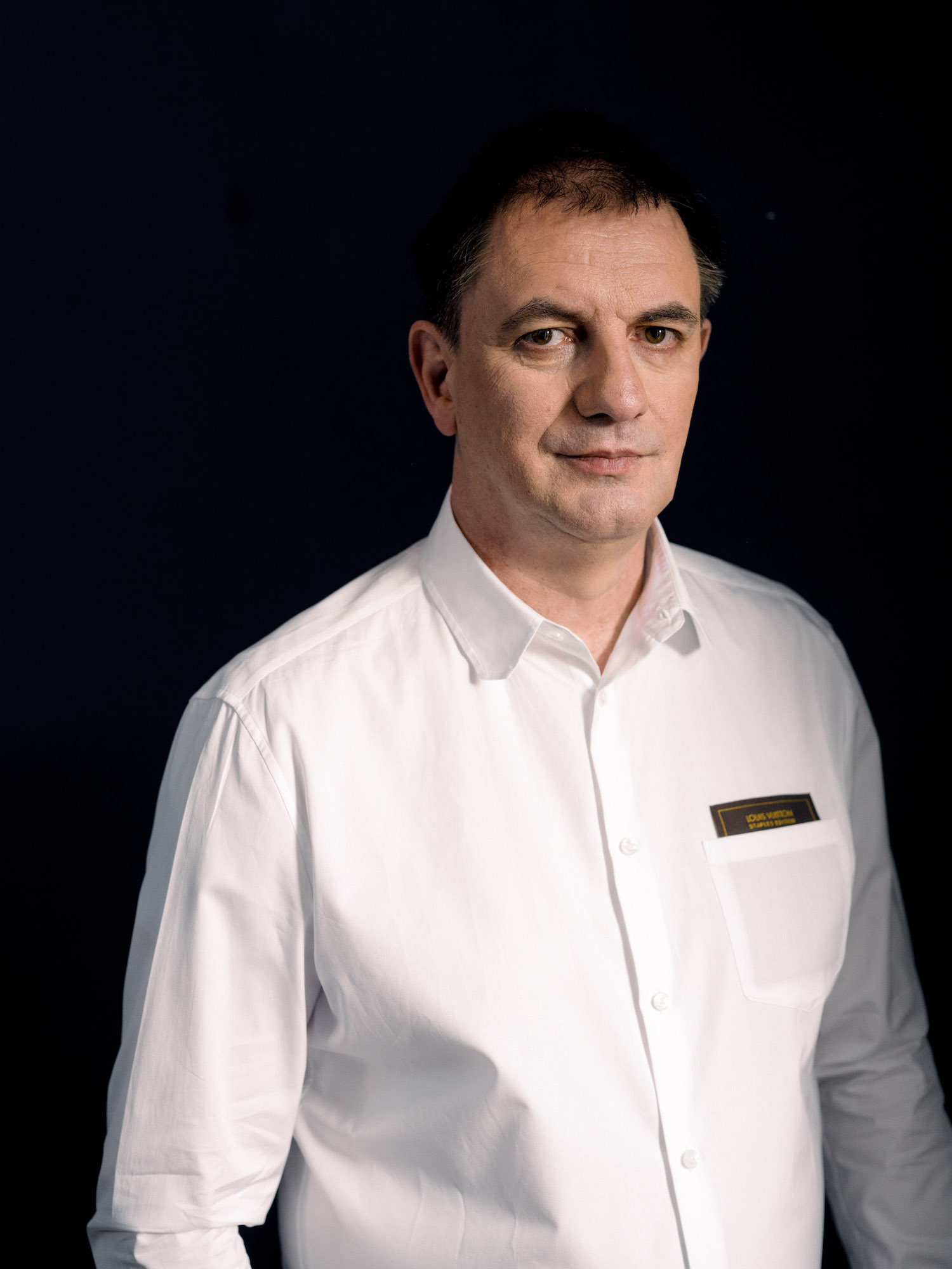 CEO + Chairman Matthias Anderle mit weissem Hemd auf schwarzem Hintergrund