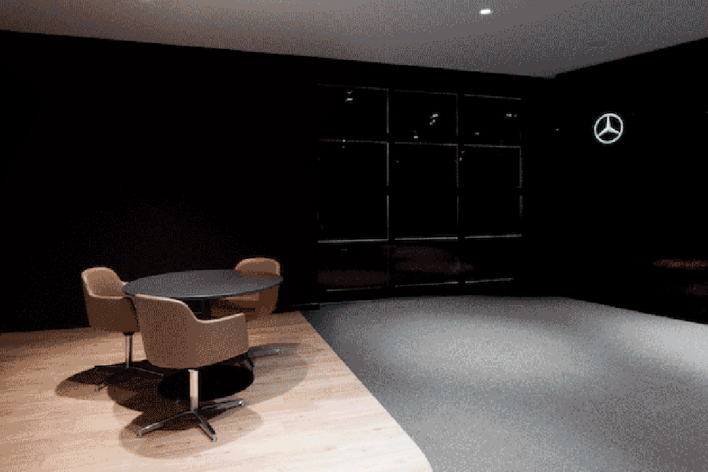 Animation vom Sektionaltor im Mercedes Showroom mit Lounge-Bereich