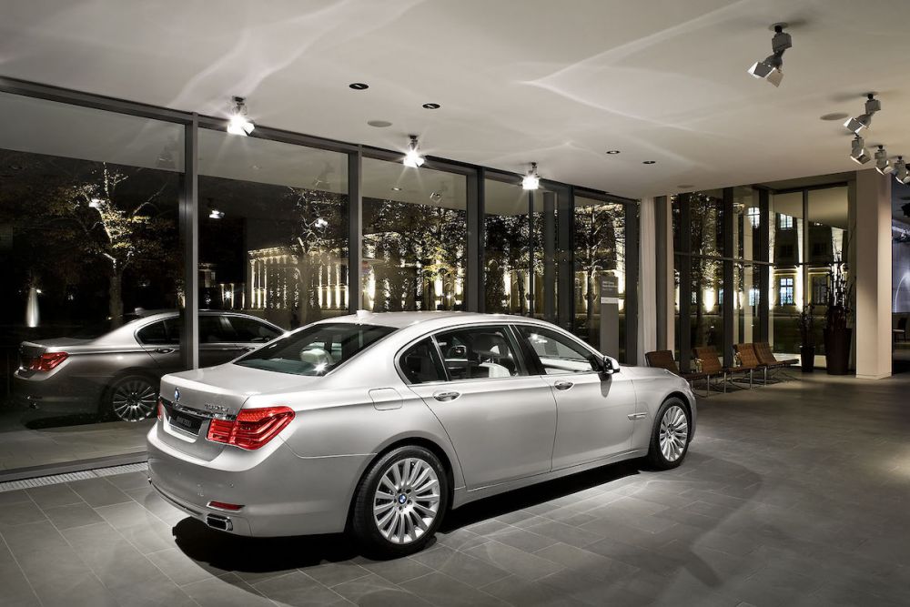 BMW Auto beleuchtet im Kubus Pavillon mit Glasfassade