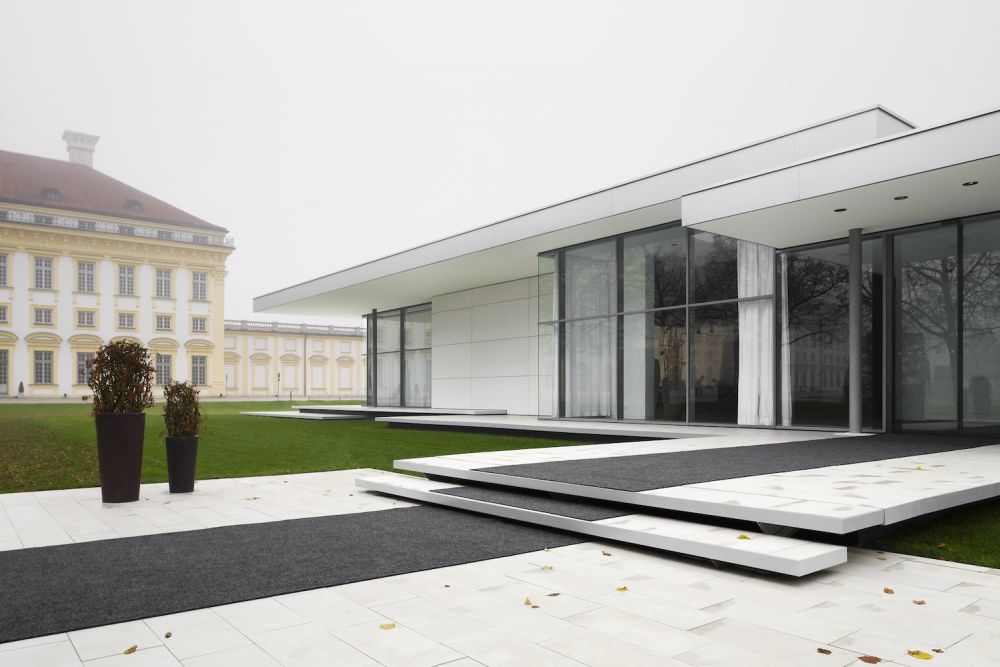 Vorderseite des BMW Kubus Pavillon mit Structural Glazing Türen