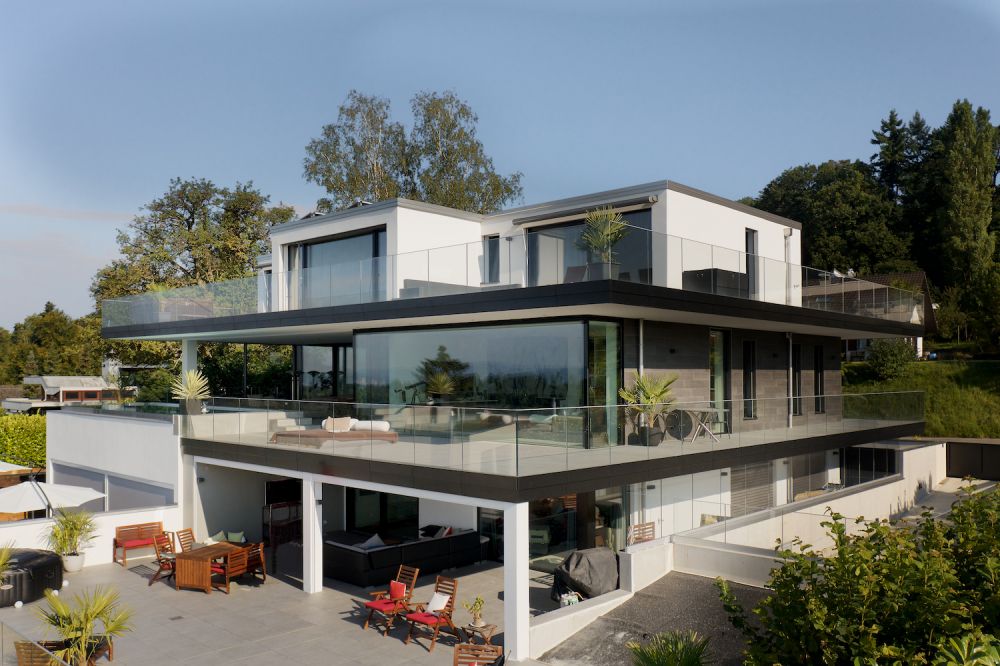 Dreistöckige Luxus Villa mit Panoramaverglasung und drei Terrassen