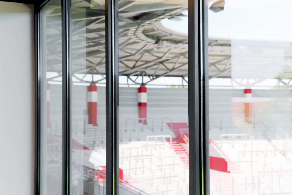Festverglasung im VIP Lounge des Erdgas Sportparks in Hallen mit Blick auf den Tribünen