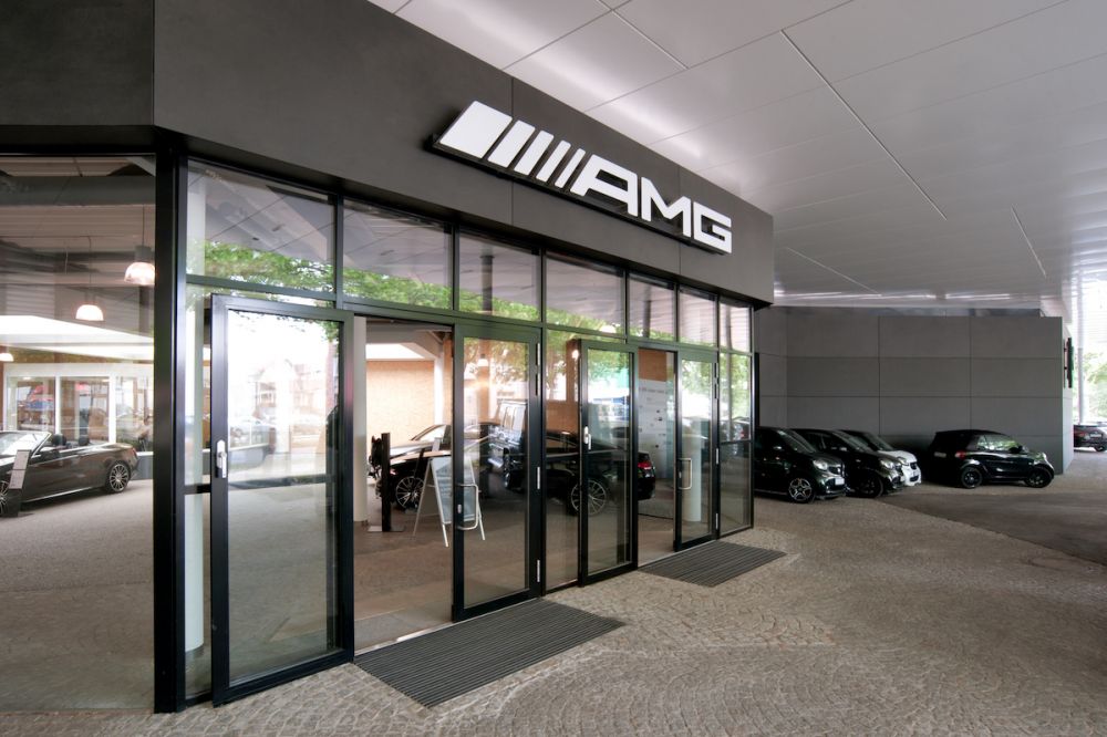 Automatische Glastüren bei Eingang von AMG Mercedes-Benz Autohaus