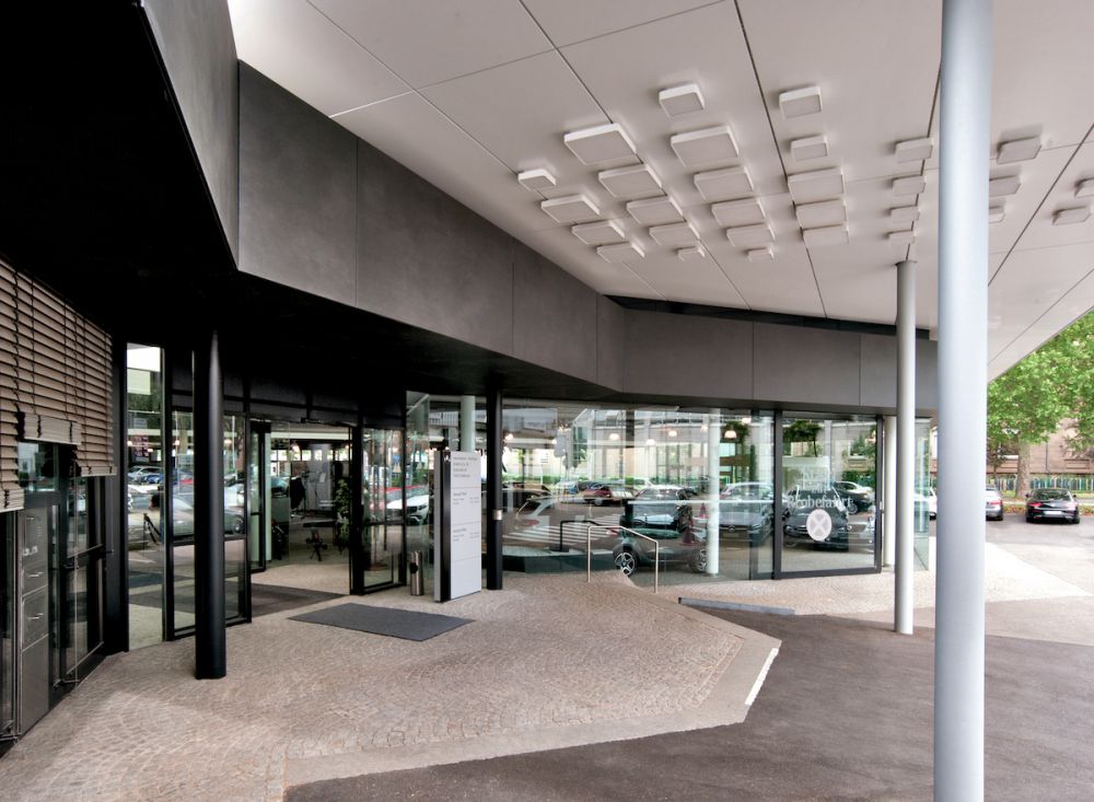 Verglasung und automatische Türen bei der Eingang von Mercedes-Benz Autohaus
