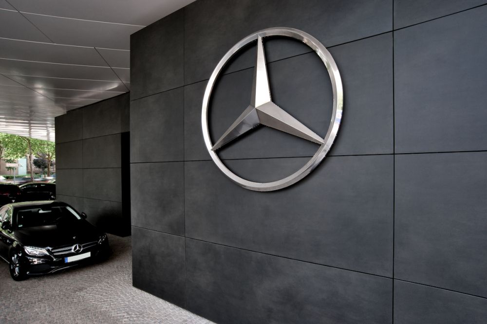 Schwarzen Keramikplatten von vorgehängter hinterlüfteter Fassade mit Mercedes-Benz Logo