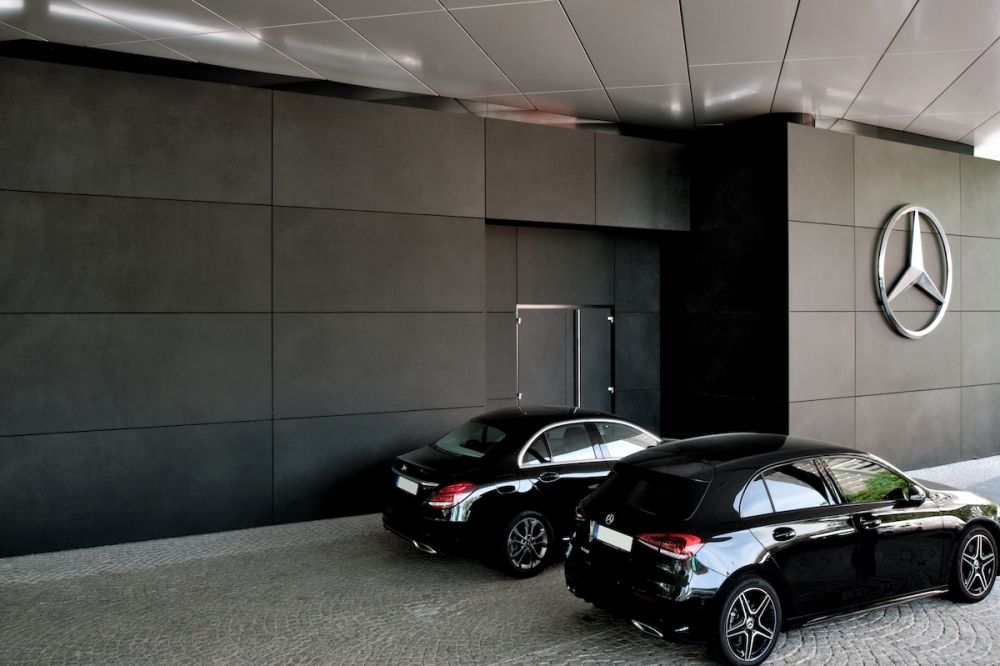 Vorgehängte Hinterlüftete Fassade mit schwarzen grossen keramikplatten und Mercedes-Benz Logo