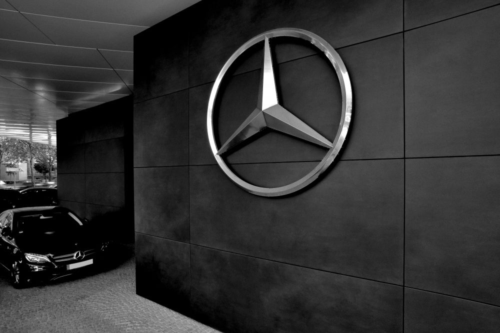 Mercedes-Benz Logo auf Grosskeramik Fassade beim Autohaus Assenheimer Mulfinger in Heilbronn