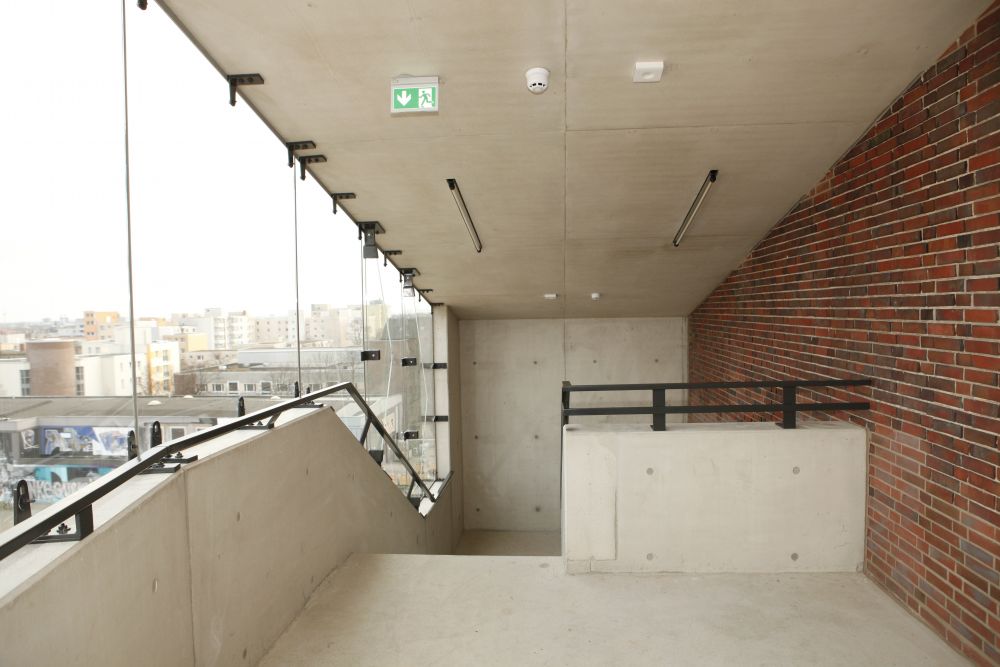 Treppenhaus aus Glas und Sichtbeton im KINDL Zentrum für Zeitgenössische Kunst in Berlin