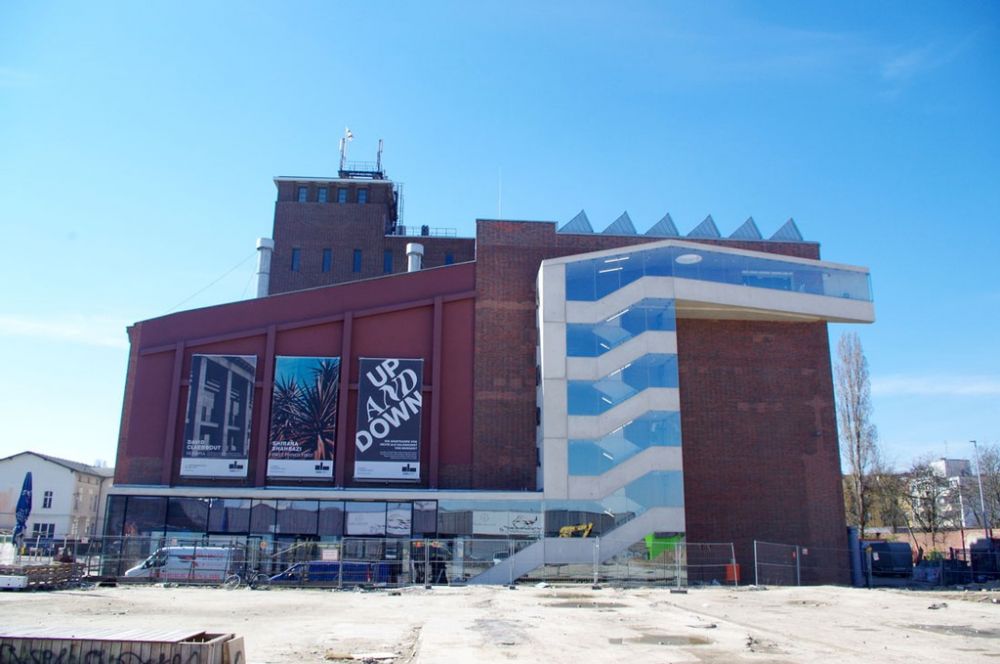 KINDL Zentrum für Zeitgenössische Kunst mit seinen roten Ziegeln und seinem Treppenhaus aus Sichtbeton und Glas