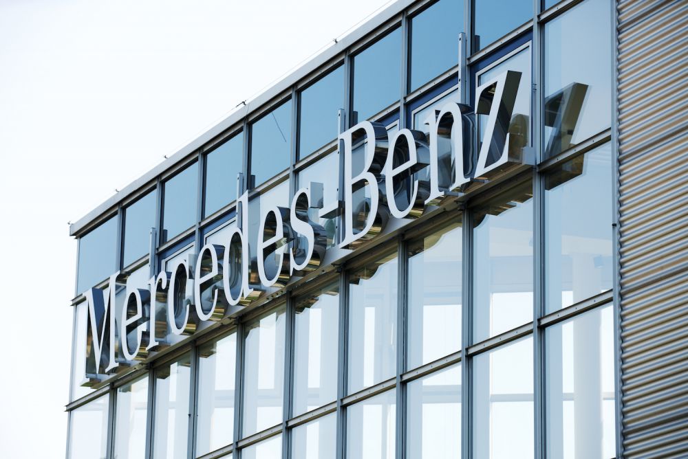 Mercedes-Benz Logo auf Glasfassade beim Autohaus STERN Auto Leipzig