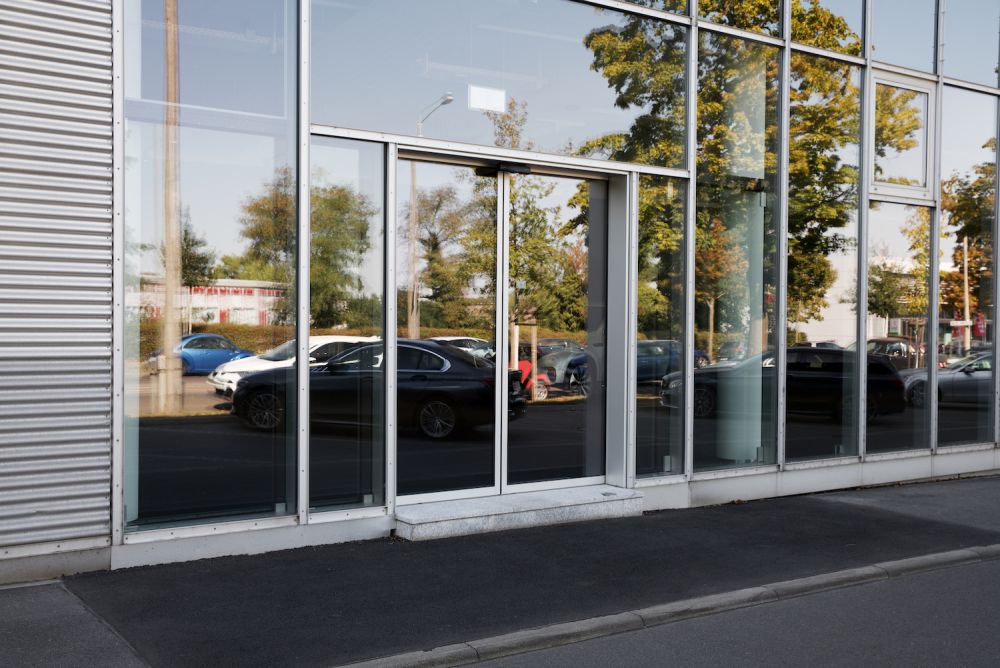 Automatische Schiebetür mit Glaswand beim Autohaus STERN Auto in Leipzig