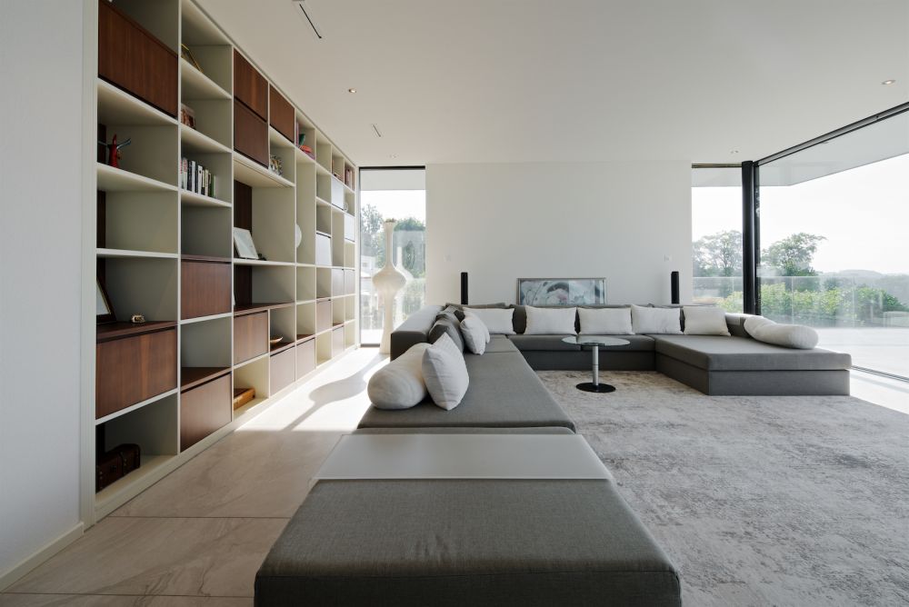 Wohnzimmer mit Wandbibliothek und design Sofa