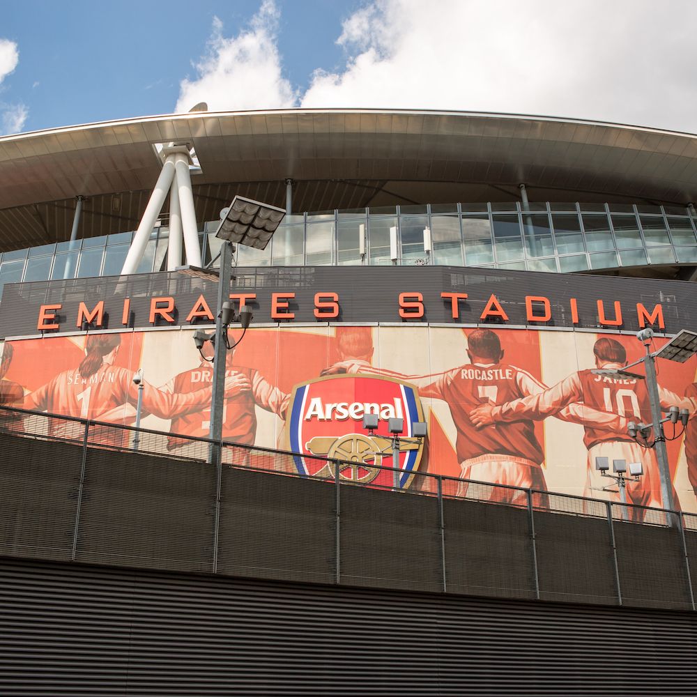 Untersicht auf die Textilfassade des offiziellen Arsenal Stadiums in London