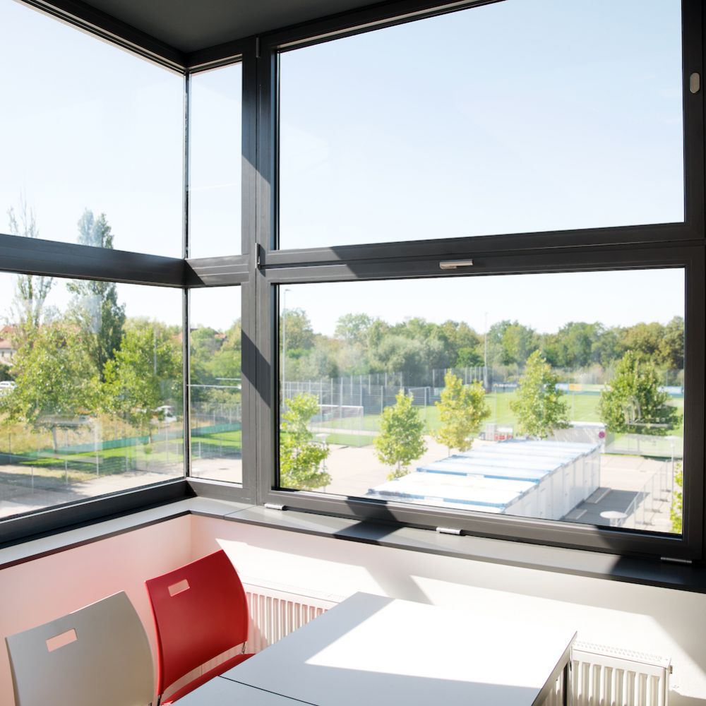 Innensicht eines Structural Glazing Fensters im Erdgas Sportpark in Halle