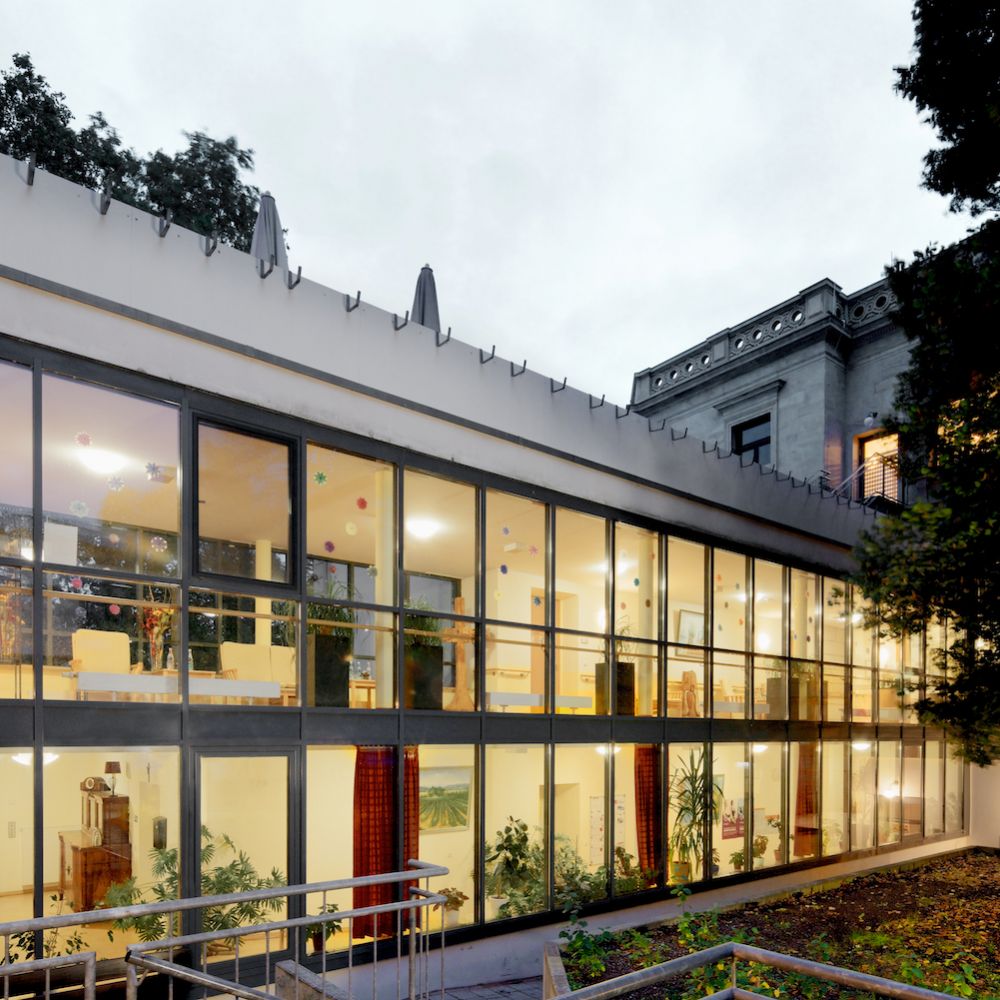 Modernisierung von Altgebäude mit Pfosten-Riegel-Fassade und Verglasung