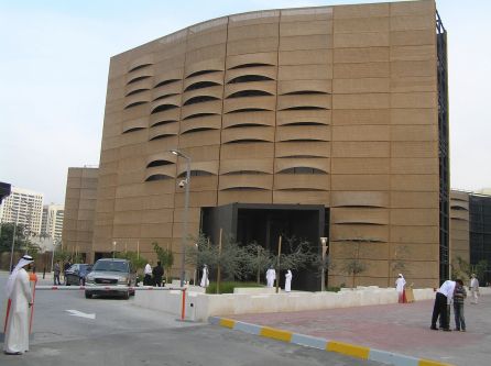 Blick von der Straße auf die nachhaltige Willow Wicker Fassade des Fort al Hosn in Abu Dhabi