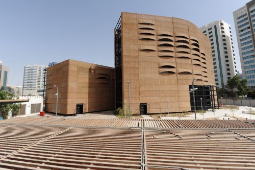 Gebäude mit Willow Wicker Fassade als Zweite-Haut-Fassade in Abu Dhabi