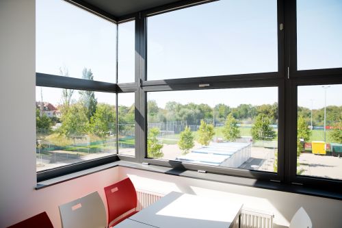 Innensicht eines Structural Glazing Fensters im Erdgas Sportpark in Halle