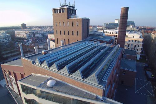 Drohnenaufnahme der Lichtdächer des KINDL Zentrum für Zeitgenössische Kunst in Berlin