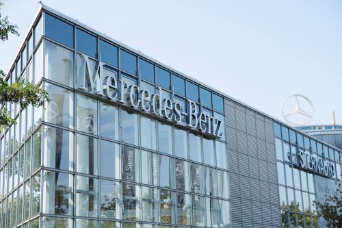 Aufnahme von unten des Mercedes-Benz Logos an der Glassade vom Autohaus STERN Auto in Leipzig