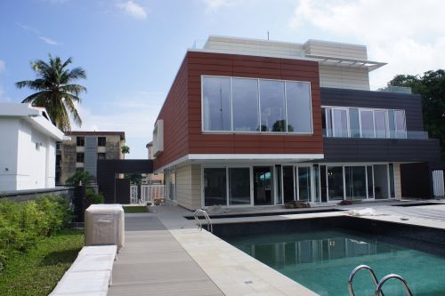 Luxusvilla in Lagos mit Pool, Fenster und Schiebetüren