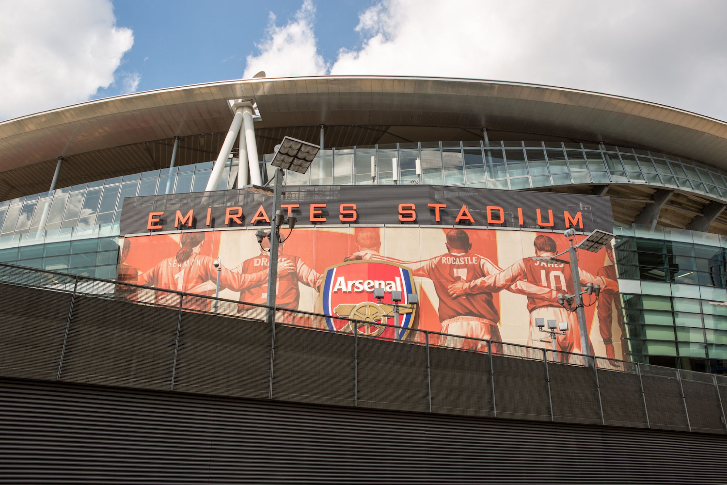 Frontansicht der Textil Fassade vom Arsenal Stadion in London