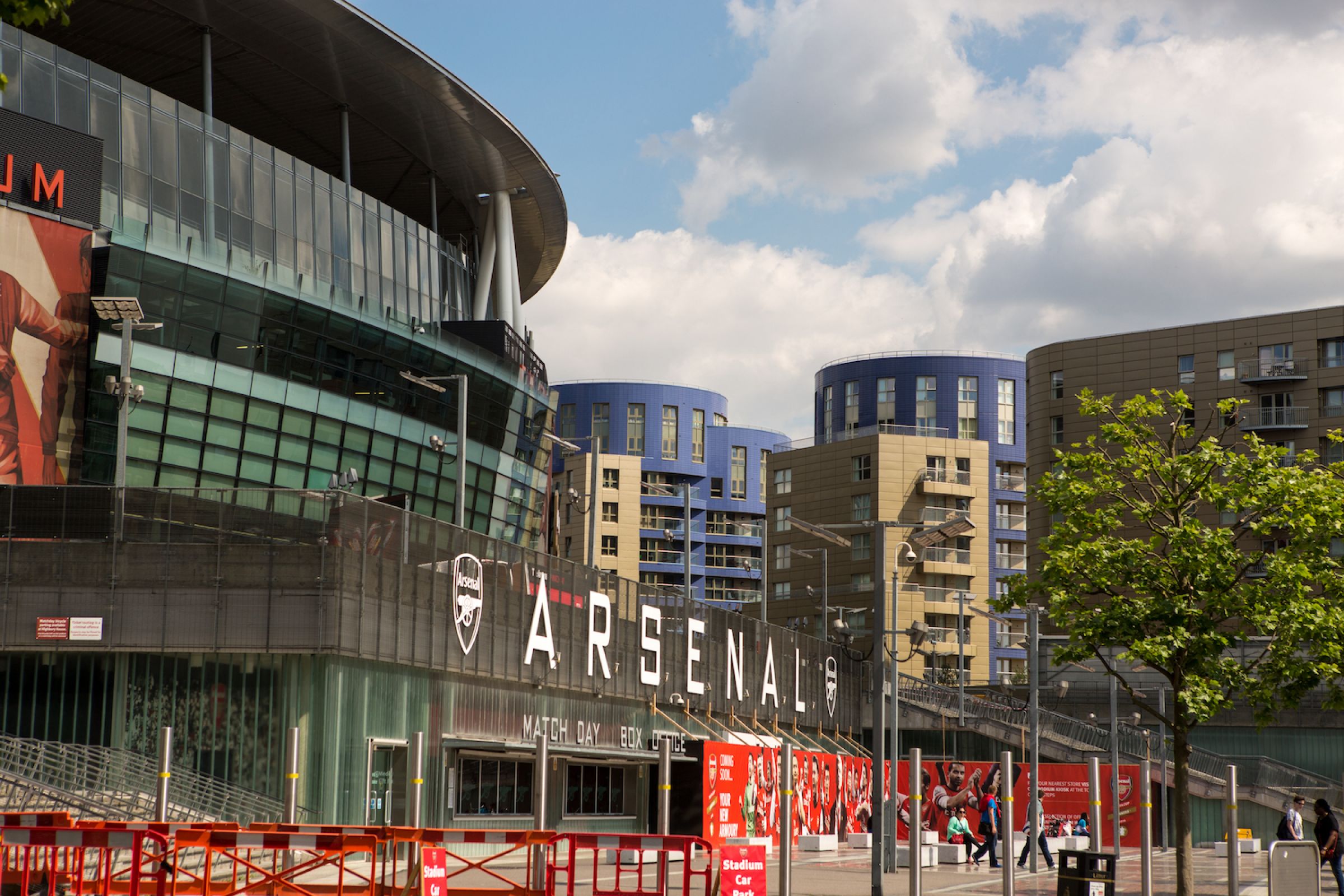 Eingang des Emirates Stadiums mit Arsenal Logo und weitere Gebäude
