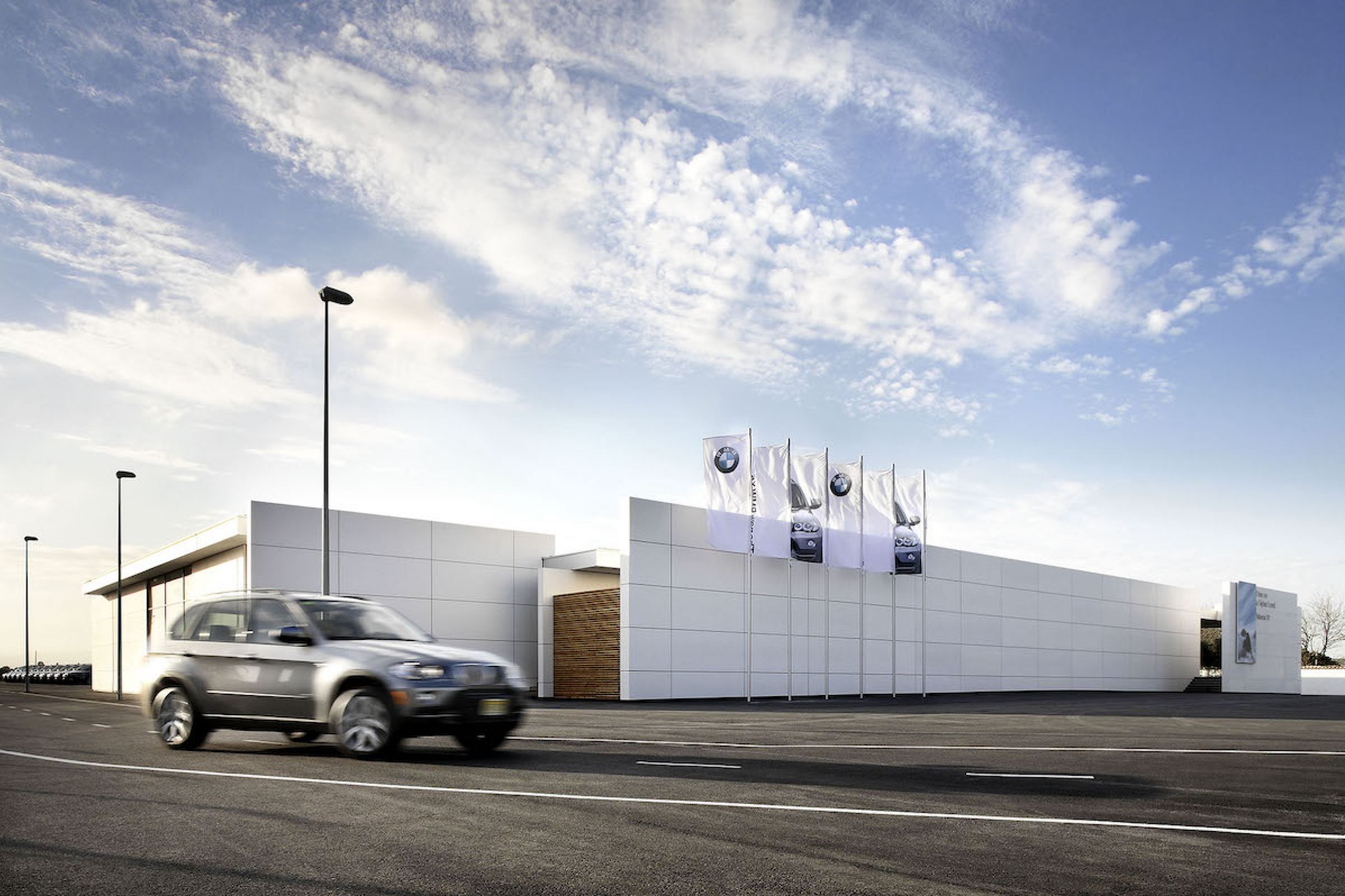 BMW Oracle Pavillon Vorgehängte Lüftete Fassade an der Strasse